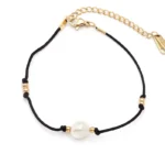 Βραχιόλι με μαύρο σχοινάκι, κούμπωμα από επιχρυσωμένο ατσάλι και λευκή πέρλα