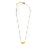 Κολιέ επιχρυσωμένη αλυσίδα με λευκές πέρλες και διακοσμητικό επιχρυσωμένο κοχύλι