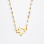 Κολιέ επιχρυσωμένη αλυσίδα με λευκές πέρλες και διακοσμητικό επιχρυσωμένο χελωνάκι - Image 2