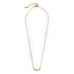 Κολιέ επιχρυσωμένη αλυσίδα με λευκές πέρλες και διακοσμητικό επιχρυσωμένο φτερό