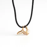 Κολιέ από μαύρο σχοινάκι με μεταλλικό κούμπωμα, διακοσμητική πέρλα και ουρά φάλαινας