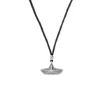 Κολιέ από μαύρο σχοινί με διακοσμητικό καραβάκι οριγκάμι από ασήμι 925