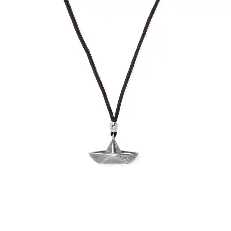 3000029 Κολιέ από μαύρο σχοινί με διακοσμητικό καραβάκι οριγκάμι από ασήμι 925 - Image 1