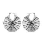 Σκουλαρίκια με ανάγλυφο σχήμα βεντάλιας από ασημί ατσάλι