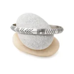 Χειροπέδα χωρίς κούμπωμα με χαραγμένο σχέδιο σε ασημί ανοξείδωτο ατσάλι