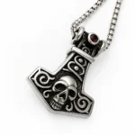 Μενταγιόν με κέλτικό σφυρί και σχέδια με νεκροκεφαλή και κόκκινο ζιρκόν - Image 2