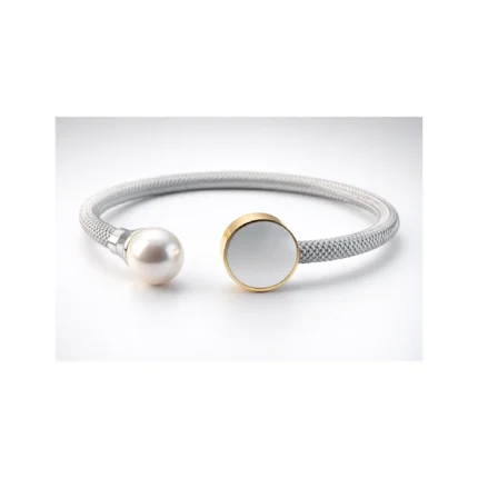 Βραχιόλι τύπου ταυτότητα με πέρλα και επιχρυσωμένο διακοσμητικό με λευκή ιριδίζων επιφάνεια