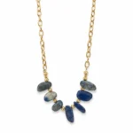 Κολιέ με ημιπολύτιμες πέτρες Lapis Lazuli σε raw σχήμα και επιχρυσωμένη αλυσίδα από ατσάλι