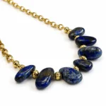 Κολιέ με ημιπολύτιμες πέτρες Lapis Lazuli σε raw σχήμα και επιχρυσωμένη αλυσίδα από ατσάλι - Image 2