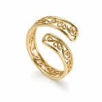 Δαχτυλίδι με περίτεχνο filigree (φιλιγκράν) μοτίβο και λεία, γυαλιστερή επιφάνεια που αναδεικνύει τις λεπτομερείς καμπύλες του σχεδίου