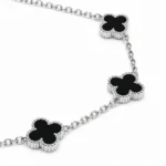 Αλυσίδα χεριού με διακοσμητικά Lucky Clovers απο ασημί ατσάλι και επικάλυψη επιφάνειας με σχέδιο Black Onyx - Image 2